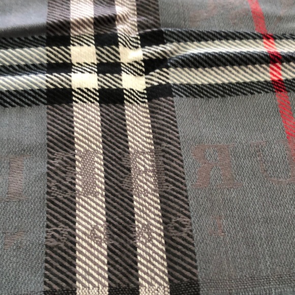 Burberry large size shawl scarf 🧣 ❤️ - Picture 8 of 8
